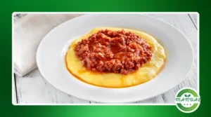 Polenta fácil e cremosa e com direito a molho de carne moída