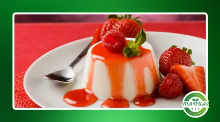 Panna cotta com calda de morango digna de prato de restaurante