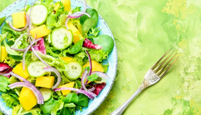 salada verde com frutas
