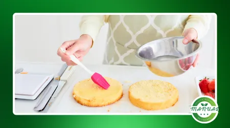 Bolo de iogurte com calda de frutas vermelhas