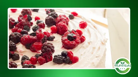 Bolo de iogurte com calda de frutas vermelhas