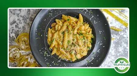 Massa penne ao molho de quatro queijos cremosos