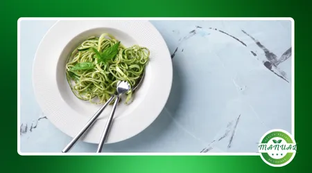 Espaguete de abobrinha ao molho pesto