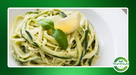 Espaguete de abobrinha ao molho pesto