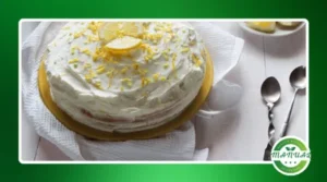 Bolo de iogurte com raspas de limão e cobertura de açúcar de confeiteiro