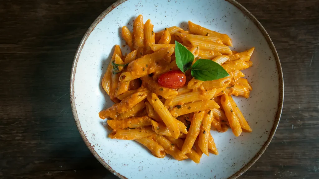 Pasta vodka cremosa com tomate