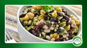 Salada de feijões densos com vegetais para marmita nutritiva