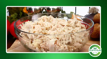 Frango cozido desfiado no próprio caldo