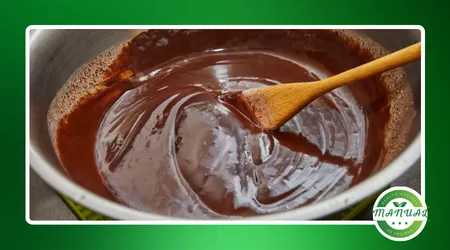 Bolo de chocolate com ganache brilhante
