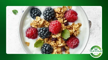 Sobremesa de iogurte com frutas assadas leve e moderna