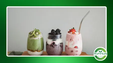 sobremesa de iogurte com frutas assadas