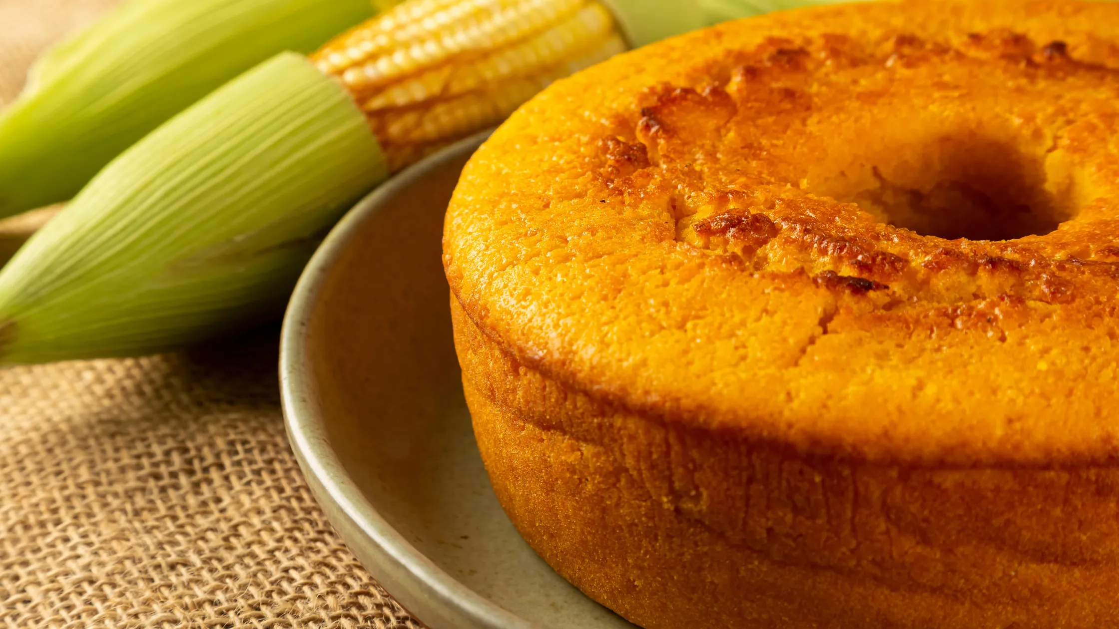bolo de fubá com goiabada e erva-doce